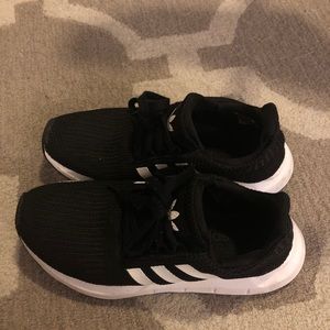 Adidas Women’s 7.5 shoes